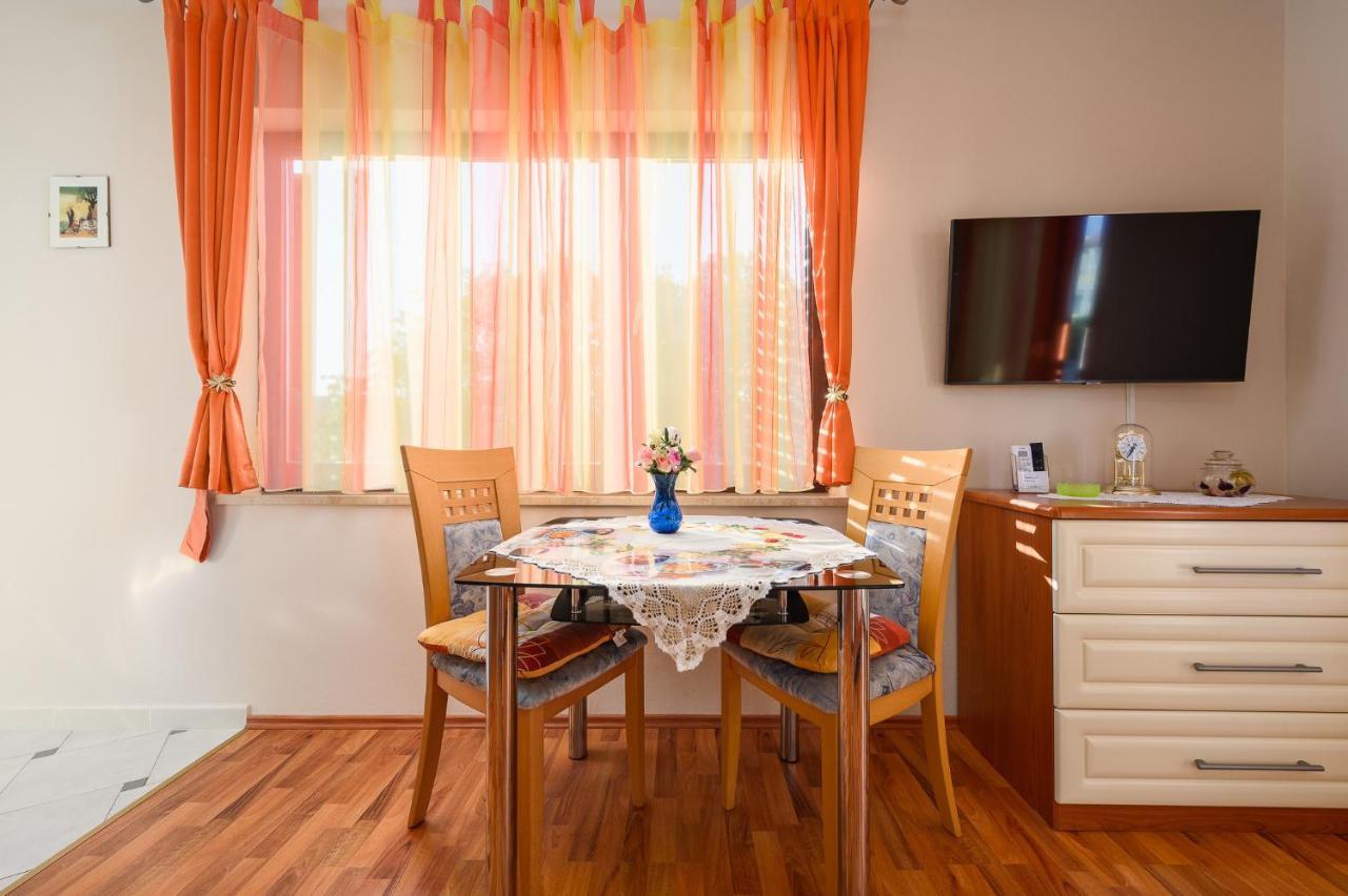 House Alma Apartment โปเรช ภายนอก รูปภาพ